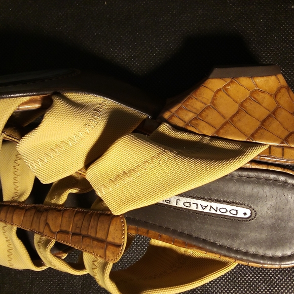 Donald J. Pliner - NWT- Open Toe Wedge, 3 Fabric Straps For Comfort, Size 7... - Picture 3 of 12